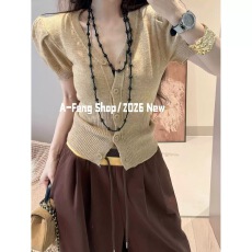 批发2026春季新款时尚<b class='q'>韩版</b>显瘦V领漏肩短袖衬衫一排扣透气百搭上衣女