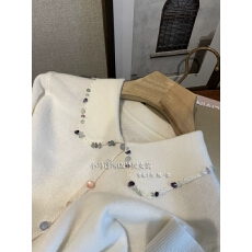 批发渠道供货！！品质绝绝子~E*DOS减龄娃娃领水晶装饰羊毛针织开衫女