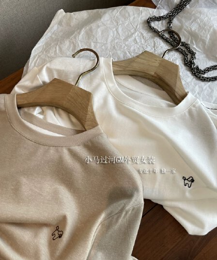 r 싱글 품질 솜씨 자이언트 좋아요. 2026 이른 봄 미니멀리즘 작은 말 자수 명시적 스티치 긴팔 만나는 티셔츠 여성
