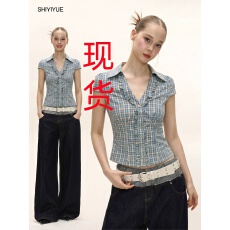 批发十一月美式<b class='q'>短袖</b><b class='q'>衬衣</b>女夏季辣妹木耳边蓝色格纹收腰V领正肩<b class='q'>衬衫</b>