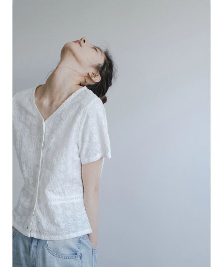절묘한 물 용해 레이스 오픈 가디건 슬림해 보이는 V넥 긍정적 인 어깨 허리 수축 다용도 쇼트 스타일 순면 화이트 반팔 작은 셔츠 여성 여름