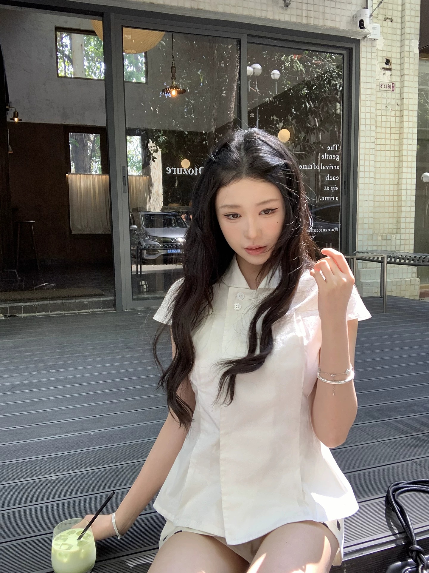 레드 맨 파빌리온 화이트 셔츠 여자 2026 년 새로운 여름 반팔 작은 셔츠 새로운 중식 맨위 디자인 센스 셔츠