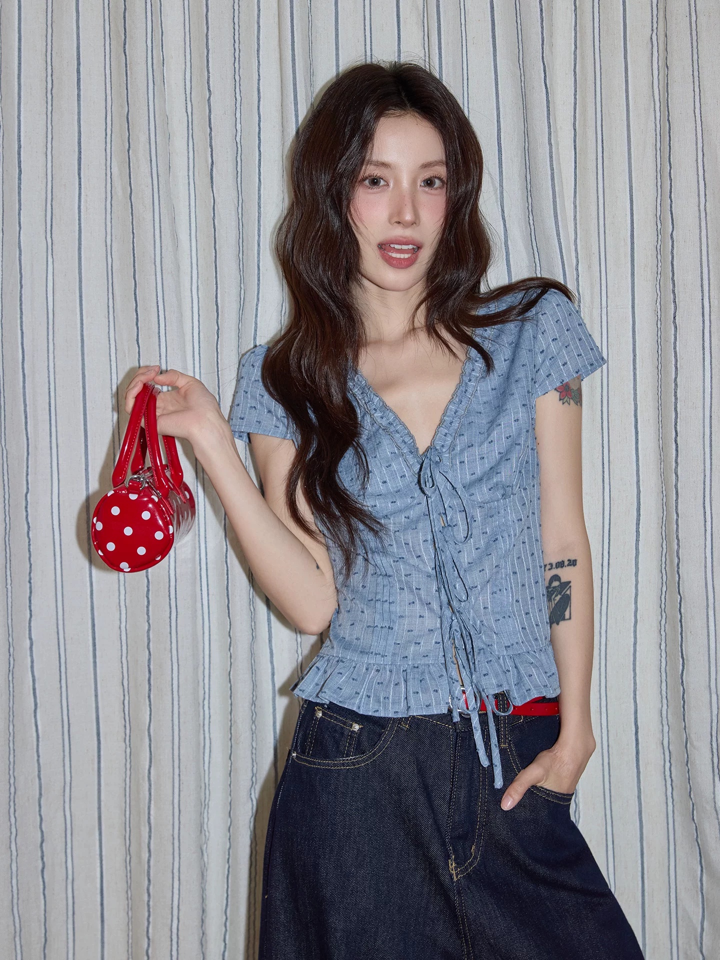시끄러운 홈 한 부서 파란색 프릴 펌프 로프 여성 셔츠 2026 여름 고급 도트 무늬 V넥 몸매 가꾸기 반팔 맨위