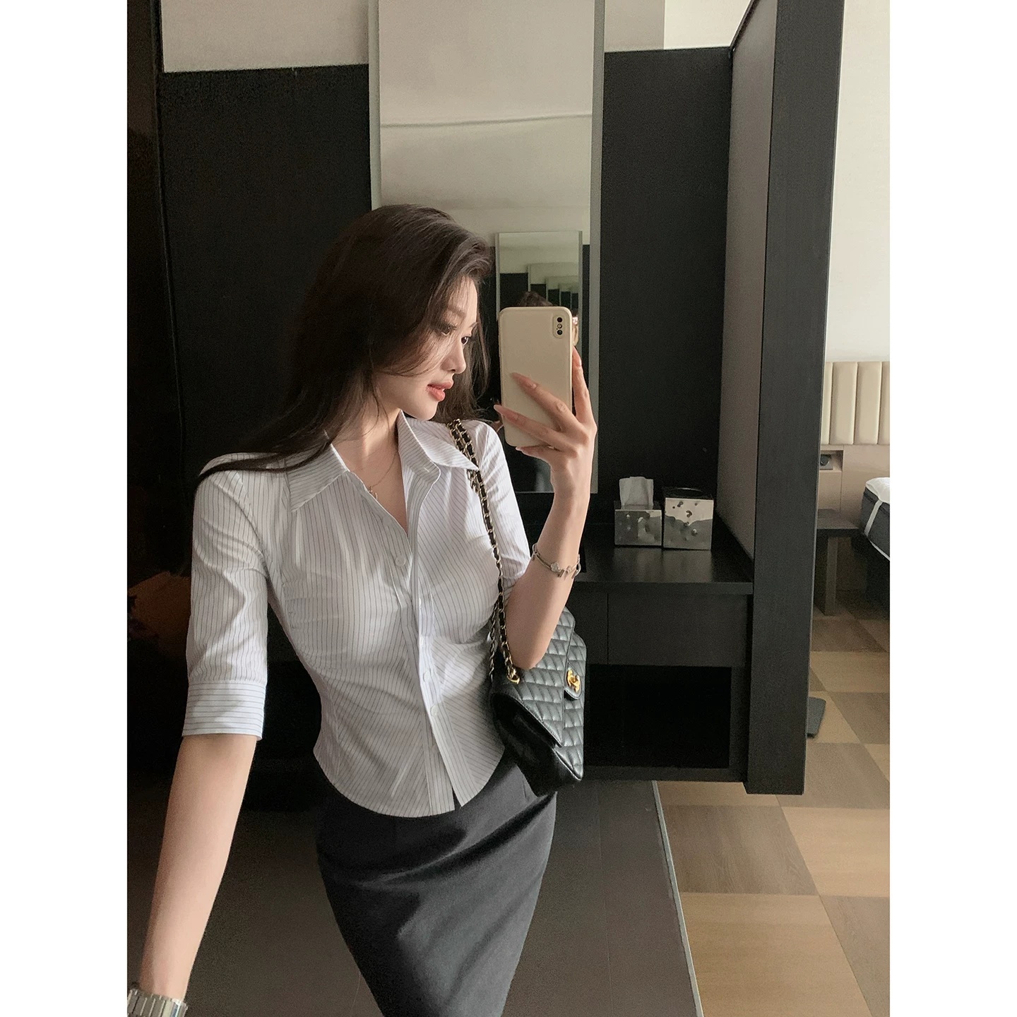 린 닫기 프랑스식 사소한 화이트 스트라이프 중간 소매 여성 셔츠 여름 디자인 센스 작은 대중 품격 몸매 가꾸기 허리 수축 맨위