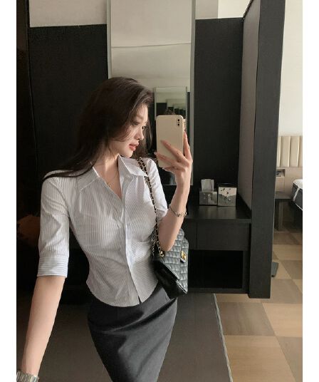 린 닫기 프랑스식 사소한 화이트 스트라이프 중간 소매 여성 셔츠 여름 디자인 센스 작은 대중 품격 몸매 가꾸기 허리 수축 맨위