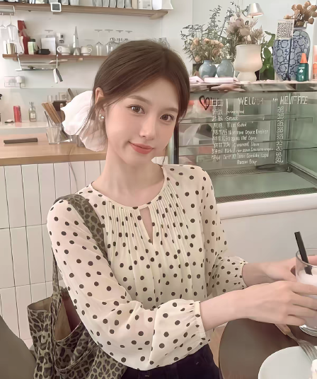 프랑스식 도트 무늬 긴팔 셔츠 여자 조기 가을 디자인 센스 여성 홀로우 아웃 자이언트 잘 생긴 작은 셔츠 셔츠 맨위 서비스