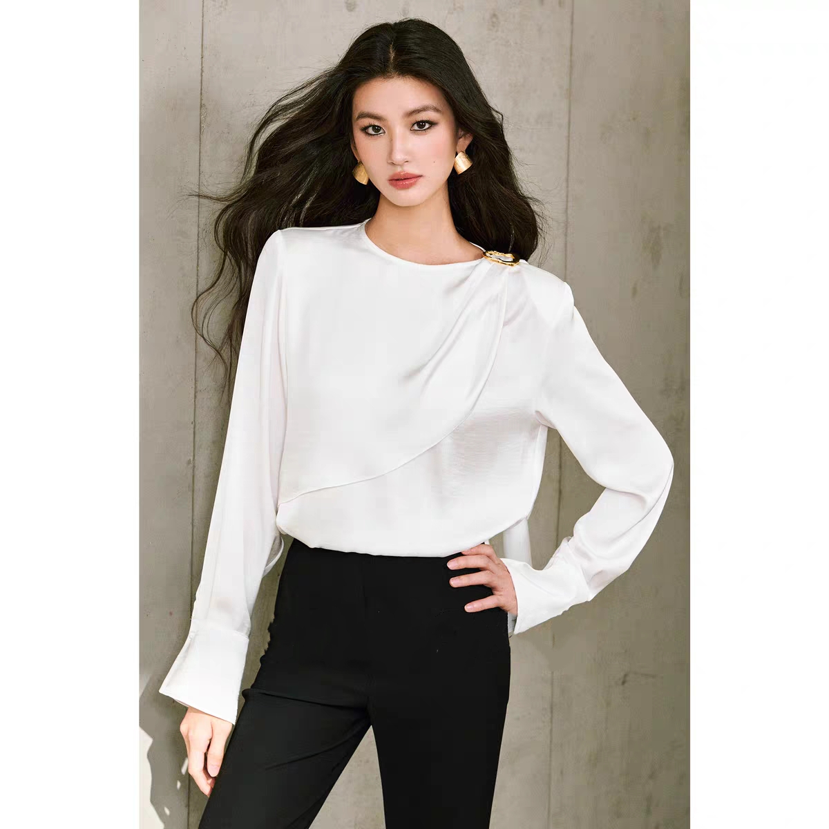 wangxo 부드러운 빛 실크 미끄러짐 양면 공단 중복 가져 가라. 조각 금속 袢 수공 핀치 Pleat 리본 루즈핏 셔츠