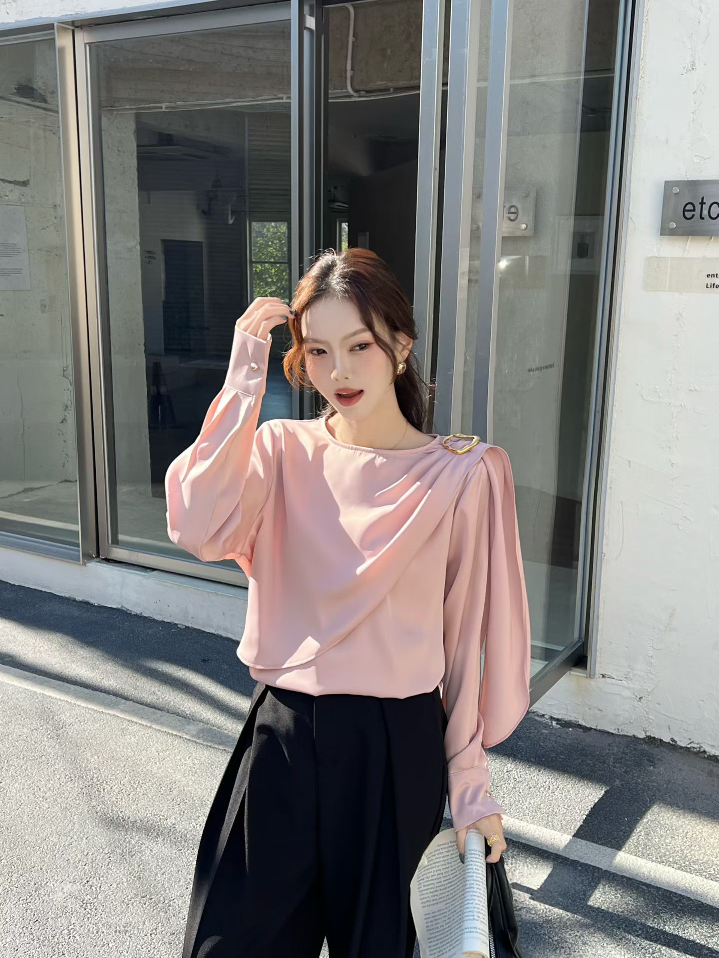 실사 2026 새로운 부드러운 빛 실크 미끄러짐 양면 공단 중복 가져 가라. 조각 금속 袢 수공 핀치 Pleat 리본 루즈핏 셔츠