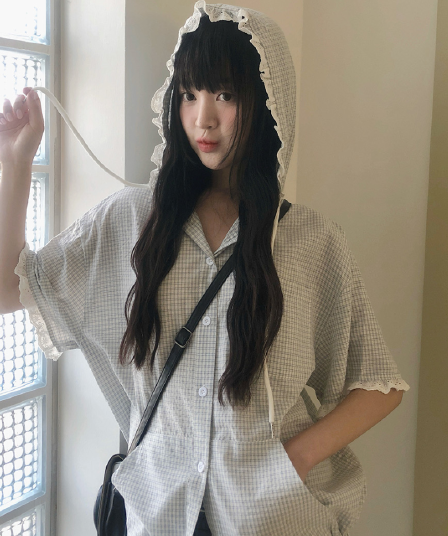 여름 한국 스타일 다용도 체크무늬 레이스 레이스 패치워크 연령 감소 후드 싱글 줄 버튼 반팔 펌프 로프 루즈핏 셔츠 여성