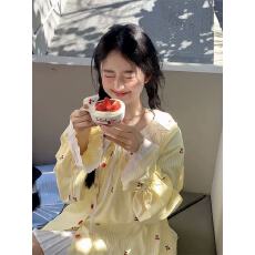 批发韩版甜美奶黄色条纹花瓣领<b class='q'>衬衫</b>女春秋季洋气蕾丝喇叭<b class='q'>长袖</b>宽松上衣