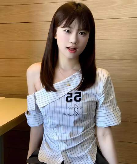 순수한 욕망 비스듬한 어깨 반팔 여성 셔츠 2026 여름 새로운 스트라이프 허리 수축 셔츠 몸매 가꾸기 슬림해 보이는 쇼트 스타일 맨위