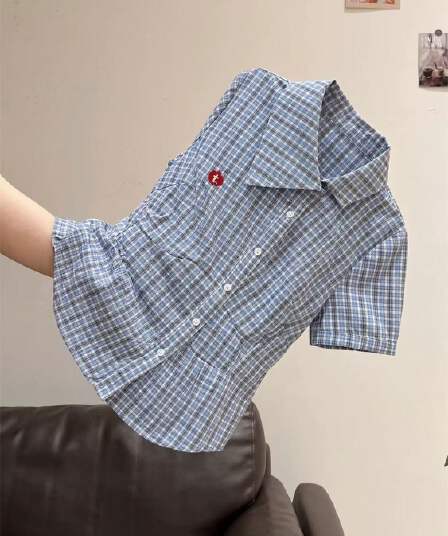 아메리칸 레트로 비스듬한 칼라 체크무늬 애플 자수 여성 셔츠 여름 디자인 센스 작은 대중 몸매 가꾸기 슬림해 보이는 반팔 맨위