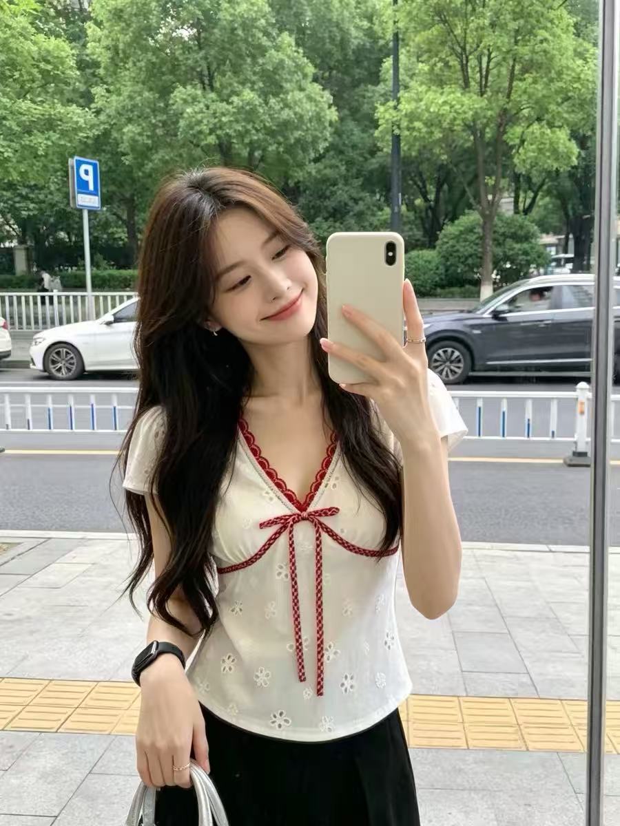 화이트 홀로우 아웃 레이스 V넥 반팔 여성 셔츠 2026 새로운 여름 고급 센스 빛 럭셔리 연령 감소 외국 가스 맨위