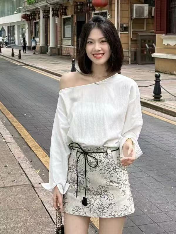 프랑스식 불규칙 비스듬한 어깨 긴팔 여성 셔츠 2026 봄 새로운 루즈핏 오프숄더 디자인 센스 셔츠 맨위