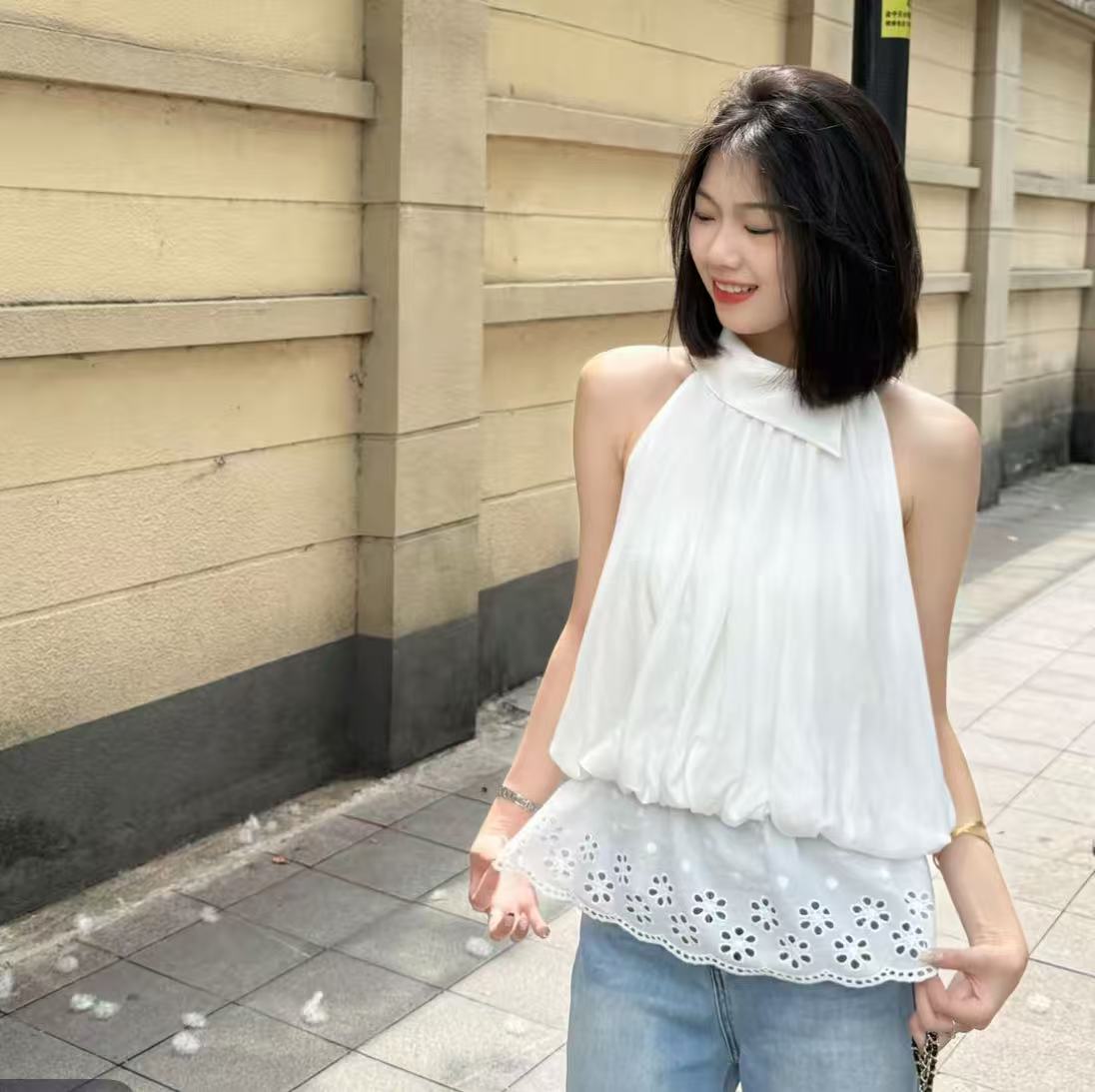 부드러운 연령 감소 행침 목 민소매 맨위 프랑스식 홀로우 아웃 자수 꽃밭 밑단 품격 슬림해 보이는 오프숄더 작은 셔츠 여성 여름