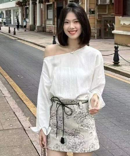 프랑스식 불규칙 비스듬한 어깨 긴팔 여성 셔츠 2026 조기 가을 새로운 루즈핏 오프숄더 디자인 센스 셔츠 맨위