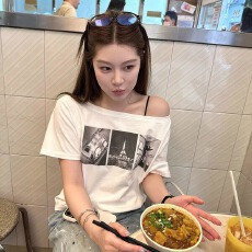 批发【官图 】220克40支1×1酷丝棉 设计感露肩女辣妹印花斜肩T恤