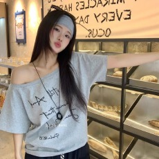 批发【官图 】220克40支1×1酷丝棉 设计感露肩女辣妹印花斜肩T恤