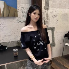 批发官图 】220克40支1×1酷丝棉 设计感露肩女辣妹印花斜肩T恤