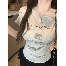 批发【40支精棉】小猫印花斜肩短袖T恤女夏设计感不规则露肩<b class='q'>短款</b>上衣