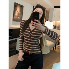 批发条纹布】今年流行的爆款女装秋冬26新款韩系条纹长袖T恤纽扣上衣