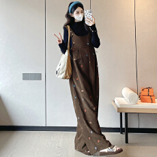 批发实拍2025秋冬新款孕妇装绣花<b class='q'>背带裤</b>设计感时尚宽松毛衣套装百搭潮