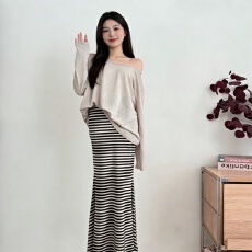 批发一字肩<b class='q'>条纹</b>t恤女夏薄款长袖上衣防晒罩衫半身裙两件套