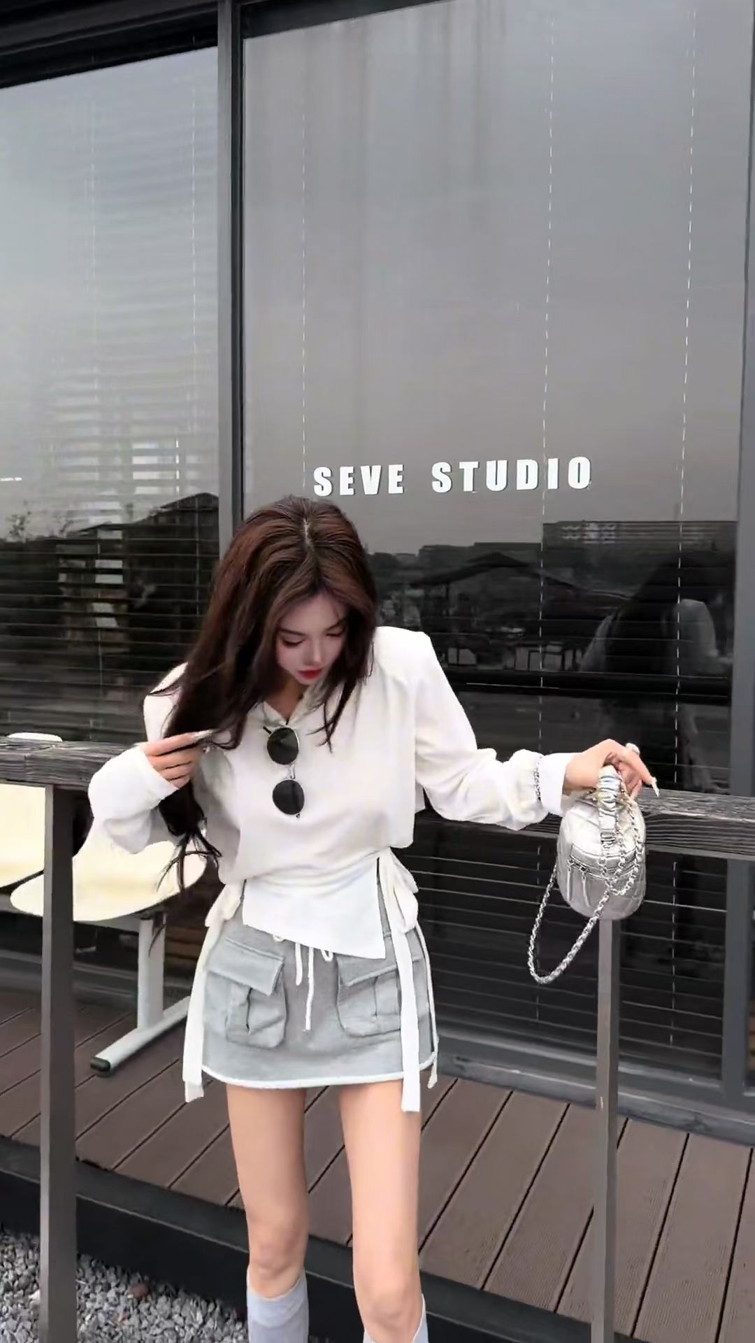 한국 동대문 불규칙 디자인 센스 화이트 스트랩 맨위 워크웨어 바람 회색 하이웨이스트 반신 스커트 투피스 세트