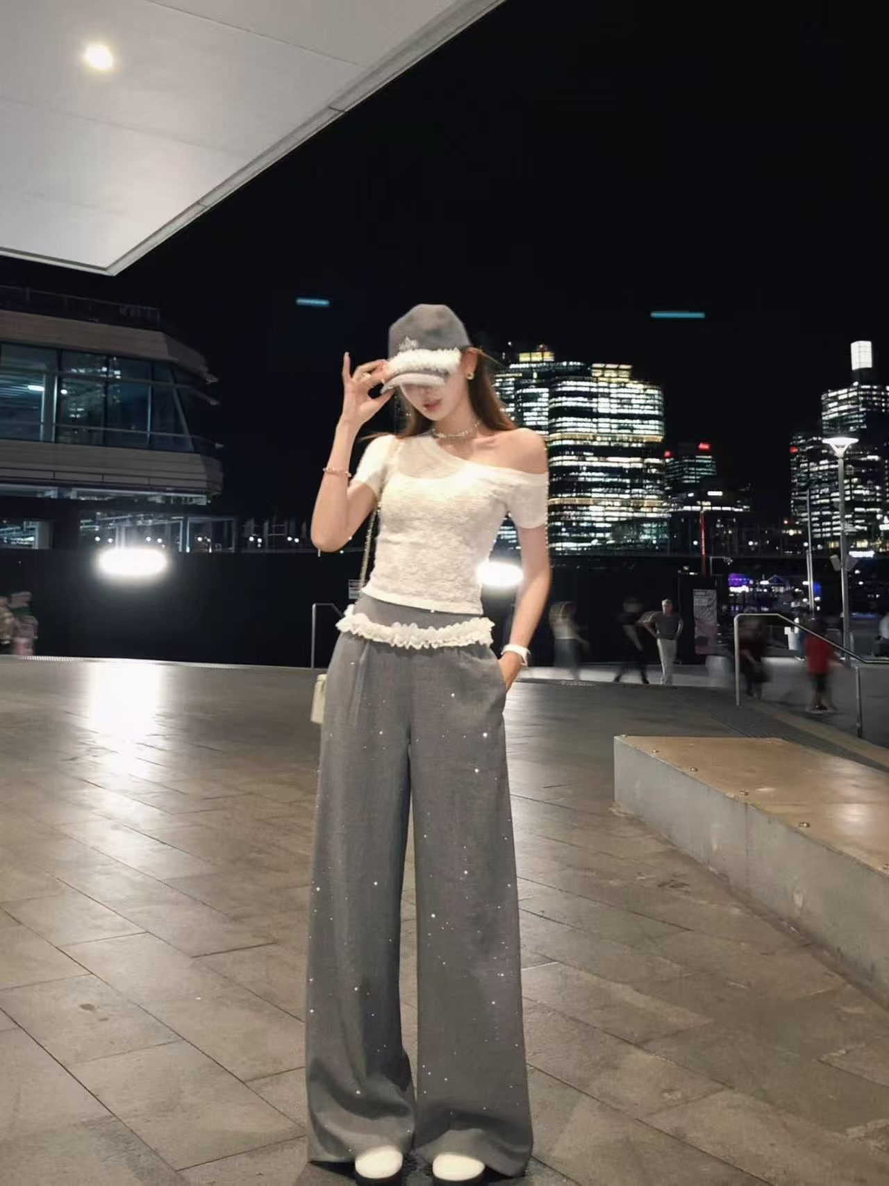 순수한 욕망 바람 비스듬한 어깨 디자인 센스 레이스 반팔 티셔츠 새로운 여성 의류 2026 여름 캐주얼 바지 투피스 세트