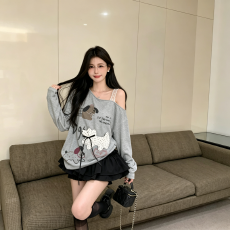 批发甜酷斜肩蕾丝拼接卫衣女 卡通小狗印花宽松露肩小心机长袖上衣