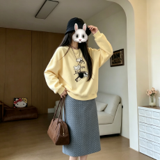奶黄色卡通印花圆领卫衣女 早秋宽松落肩长袖休闲套头上衣