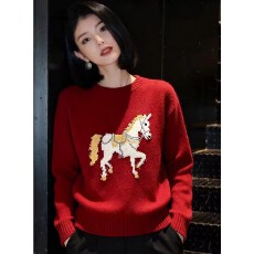 批发白马提花软糯<b class='q'>针织衫</b>毛衣女秋冬圣诞穿搭打底短款长袖红色上衣女装