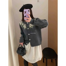 批发韩系甜美气质刺绣钩花毛衣女冬季新款高级感小个子针织开衫外套