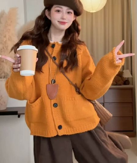느긋한 바람 주황색 색상 라운드 넥 싱글 줄 버튼 스웨터 여성 코트 가을 겨울 새로운 와이드 부드러운 찹쌀 고급 센스 니트 오픈 가디건