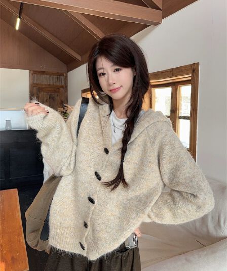 이른 가을 부드러운 찹쌀 루즈핏 후드 스웨터 여자 재킷 느긋한 보온 프로 피부 소뿔 버클 긴팔 니트 오픈 가디건 맨위