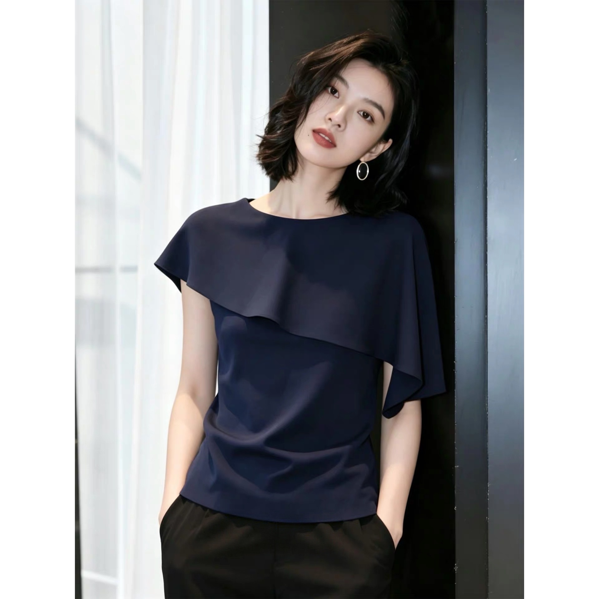 프랑스식 디자인 센스 빛 요리 한 바람 진한 파란색 프릴 라운드 넥 여성 셔츠 여름 고급 센스 몸매 가꾸기 슬림해 보이는 맨위