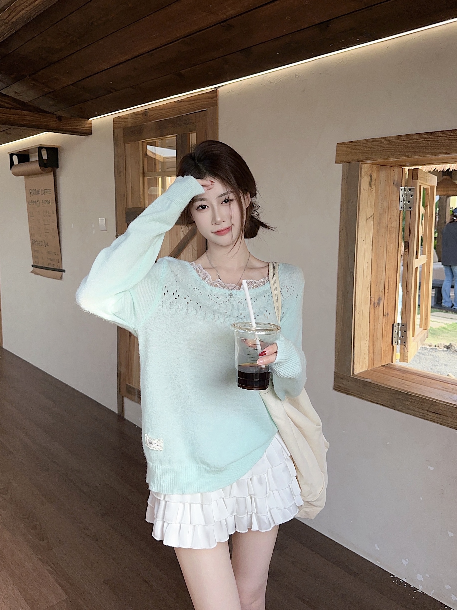 실사 정가 있음 선적 새로운 아름다운 홀로우 아웃 니트 루즈핏 슬림해 보이는 디스플레이 화이트 블라우스 맨위 여성
