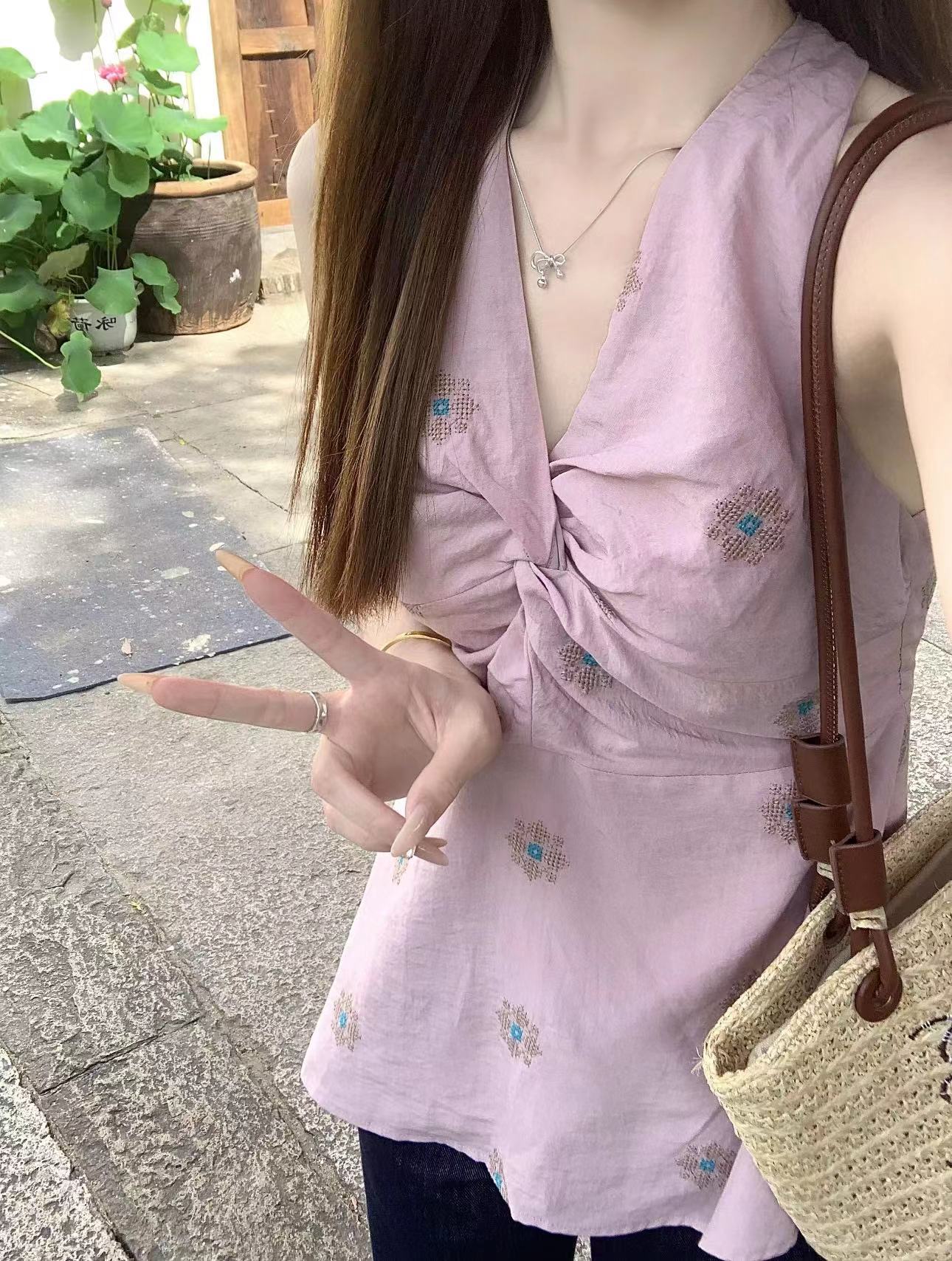 실사 정가 V넥 비틀림 민소매 맨위 여성 여름 외출용 자수 허리 수축 슬림해 보이는 행침 목 작은 셔츠 조끼 여성