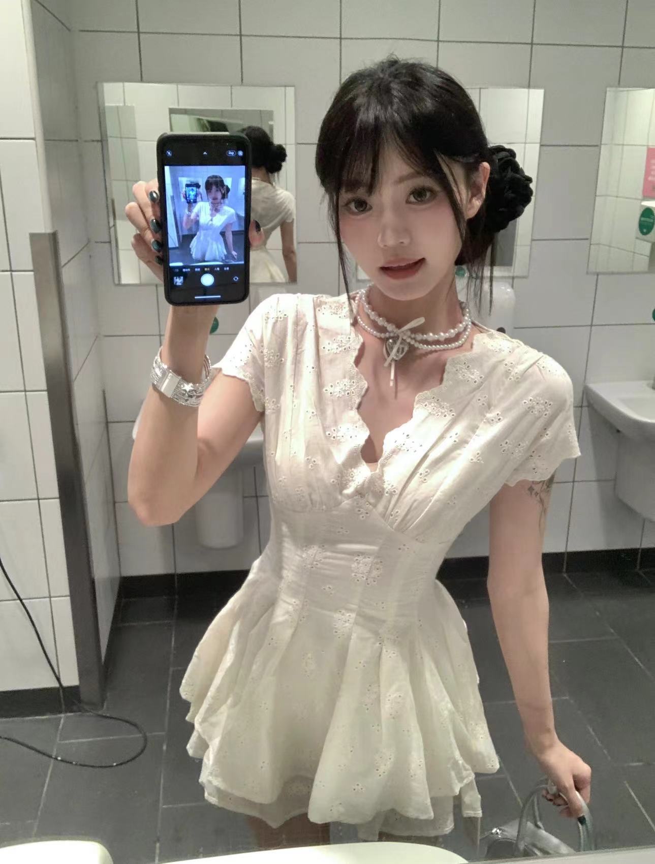 실사 정가 하얀 달빛 부드러운 품격 천 골드 허리 수축 슬림해 보이는 V넥 반팔 드레스