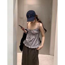 批发<b class='q'>实拍</b>实价纯欲甜辣碎花吊带上衣女+黑色防晒<b class='q'>外套</b>+廓形伞兵工装裤