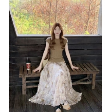 批发实拍实价 百搭修身显瘦经典针织衫T恤女+碎花半身裙百褶裙女夏