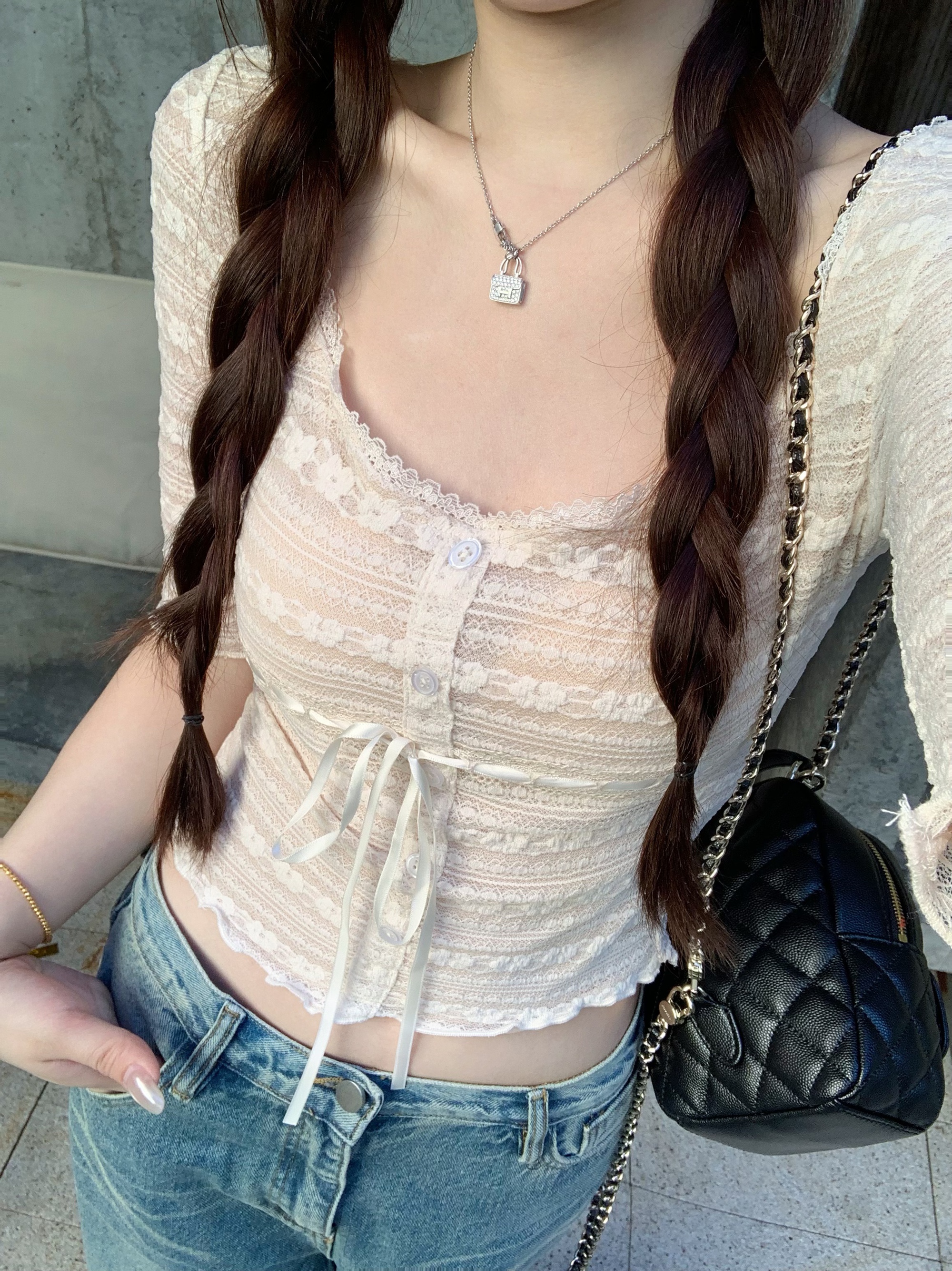 실사 정가 2026 여름 새로운 레트로 관대 한 칼라 부드러운 품격 맨위 패치워크 레이스 중간 소매 티셔츠 여성