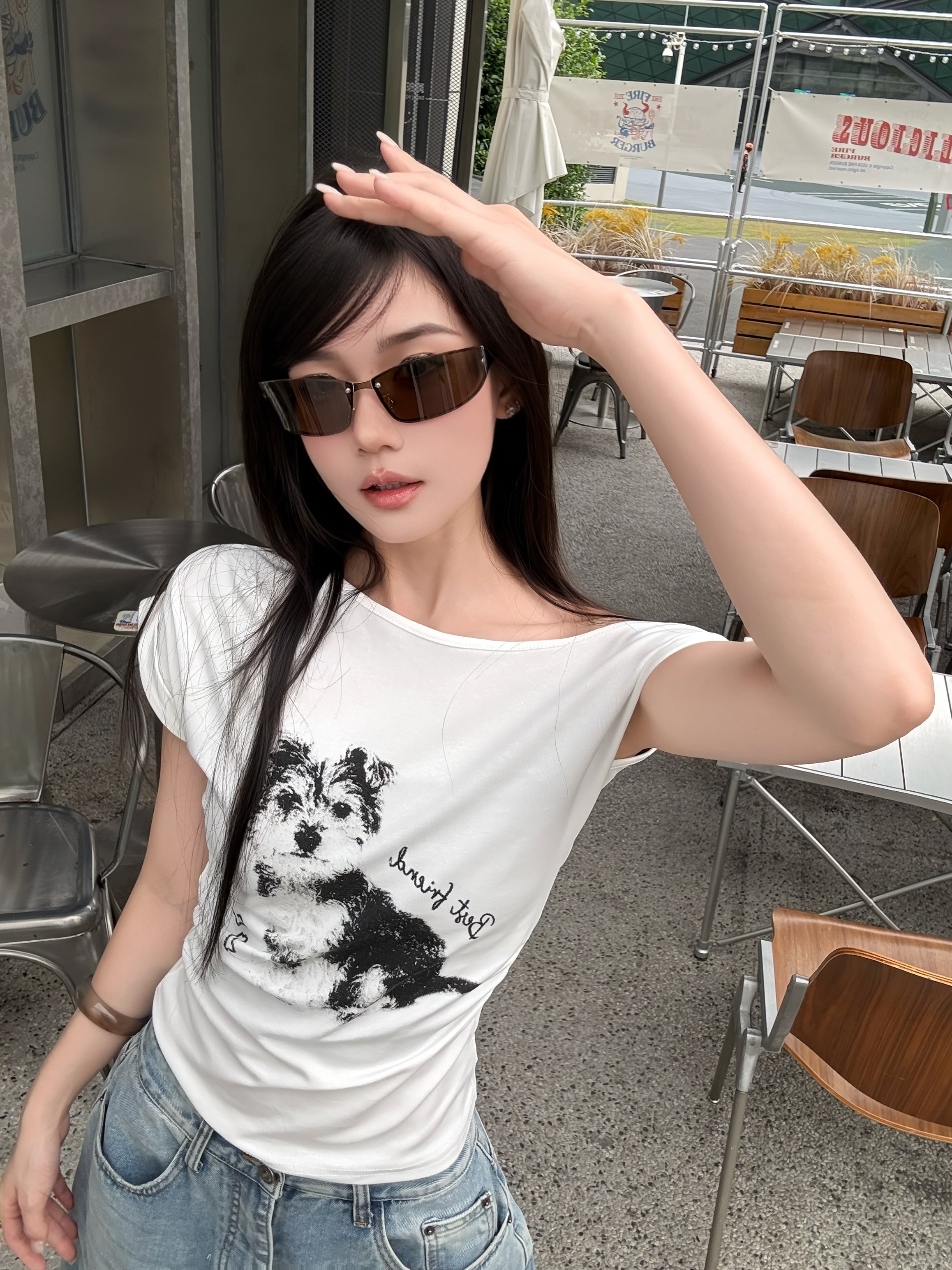실사 정가 화이트 핫걸 강아지 프린트 비스듬한 어깨 반팔 티셔츠 여성 여름 디자인 센스 몸매 가꾸기 디스플레이 맨위