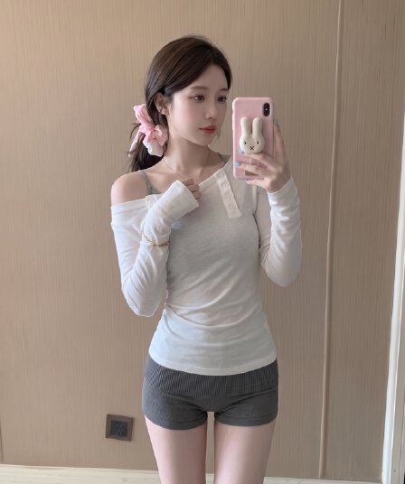 실사 정가 한 여성 산소 세트 그룹 라이 경기 서울 비스듬한 어깨 티셔츠 회색 슬립 인사이드 가져 가라. 이른 가을 부드러운 맨위