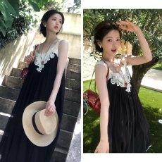 批发<b class='q'>明星</b>杨超越<b class='q'>同款</b>衣服黑色蕾丝拼接吊带连衣裙女夏季度假中长款收腰