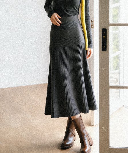 어두운 회색 반신 스커트