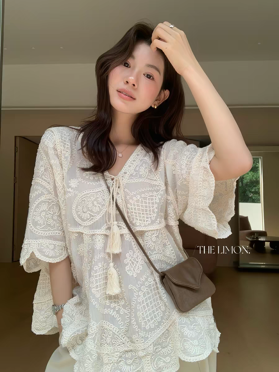 고유 한 슈퍼 잘 생긴 V넥 반팔 레이스 셔츠 여성 2026 새로운 여름 빅 사이즈 지방 mm 보헤미안 바람 켜기