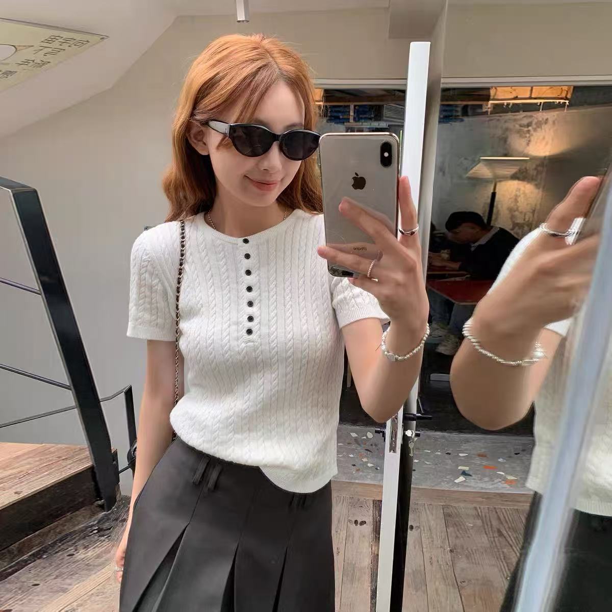 2026 여름 새로운 익스트림 제인 바람 마 무늬 반팔 니트 스웨터 여성 몸매 가꾸기 슬림해 보이는 단추 장식 한 첨부 된 의류