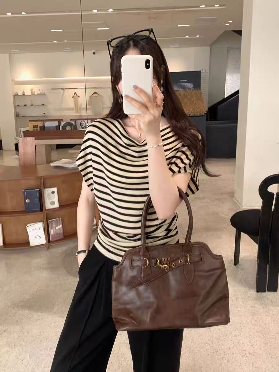 한 부서 디자인 센스 스트라이프 비스듬한 어깨 반팔 티셔츠 여성 여름 새로운 느긋한 루즈핏 슬림해 보이는 다용도 차가운 센스 맨위