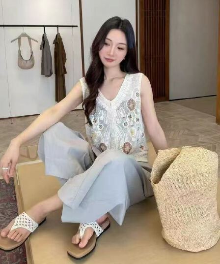 2026 새로운 프랑스식 홀로우 아웃 자수 베스트 V넥 루즈핏 슬림해 보이는 부드러운 바람 휴가 바람 외부 가져 가라. 조끼 맨위